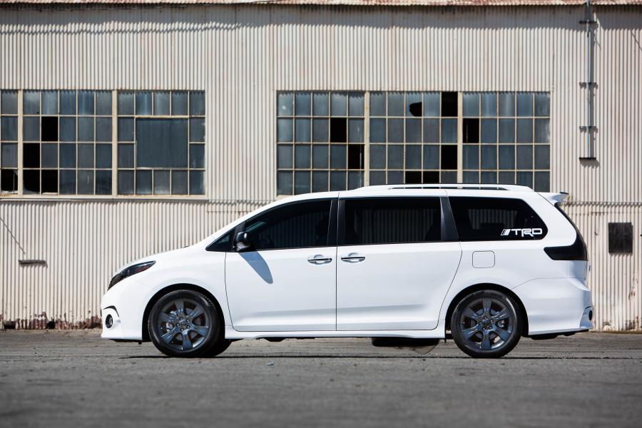  Toyota Sienna SE + Concept 2016 года  (фото 6 из 14)